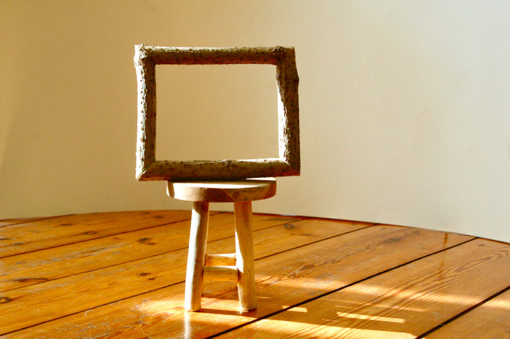 WWH Holzrahmen auf einem Stuhl